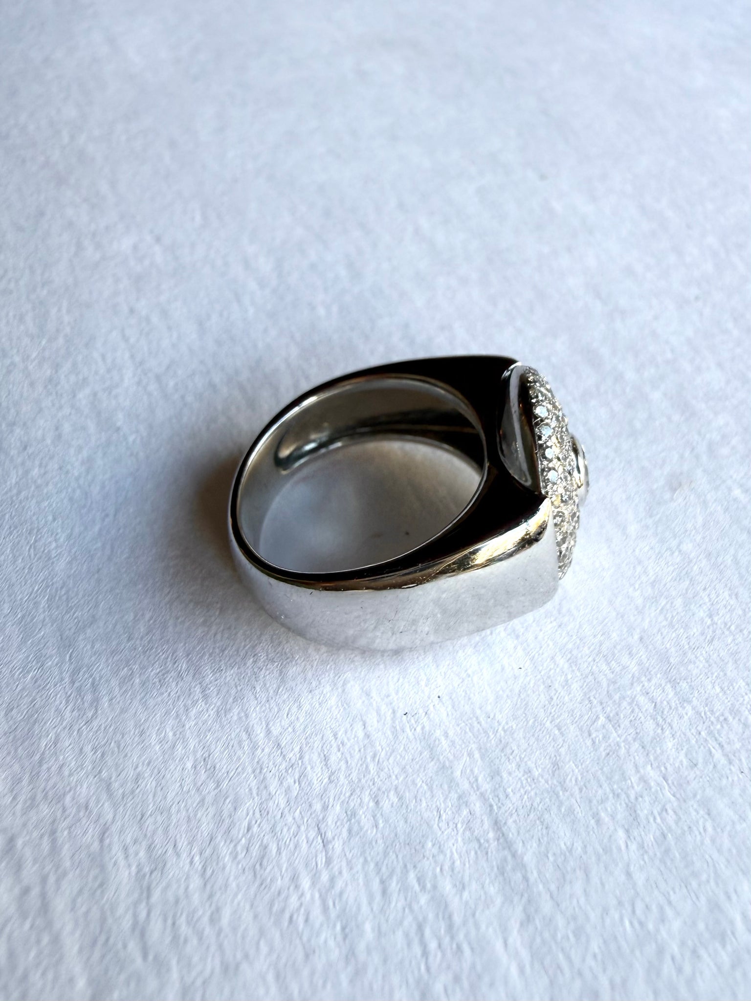 White Gold Ring with Round Diamond Pavé